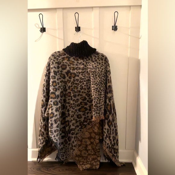 Chic Leopard Print Poncho with Black Collar - Picture 2 of 3